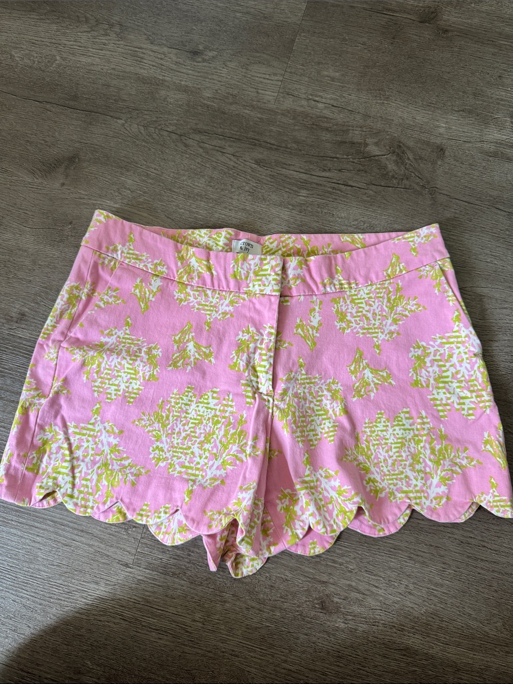 Crown and ivy Pink Floral Scallop Hem Women's Shorts